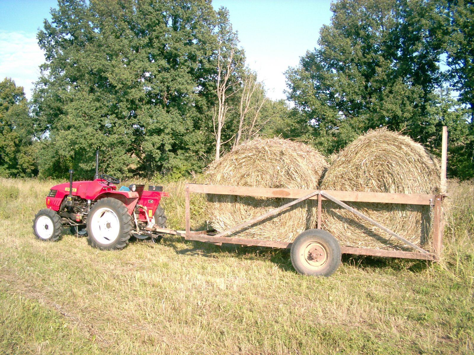 Купить трактор сено. Трактор для сена. Собиралка сена для трактора. Машины для заготовки сена Прочие. Самодельная телега для сена на трактор.