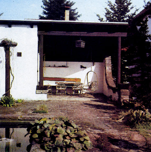 Зона отдыха (площадка), защищенная от ветра, непогоды; данная зона соединяет постройку и двор