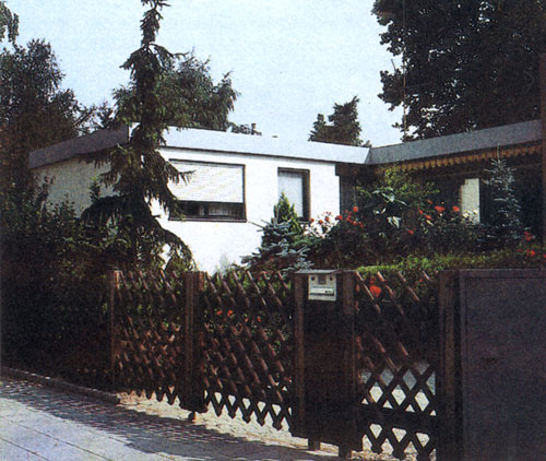 Единственное высокое растение, хорошо вписанное в свое окружение, это ель. Она — доминанта палисадника. С ней гармонирует и избранный тип ограды 