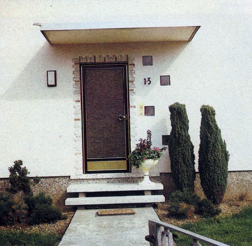 Чтобы украсить вход в дом, посажены два пирамидальных можжевельника Juniperus communis 'Hibernica', сразу же привлекающие к себе внимание 