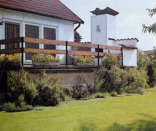  Лапчатки высаживают одиночно и небольшими группами среди лужайки, у дороги, как живую изгородь или подлесок к более высоким деревьям; растения хорошо выглядят около террасы и у стены 