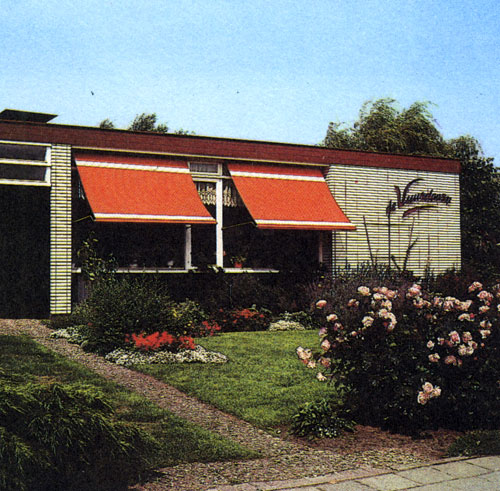  В палисаднике, где в течение большей части дня светит солнце, цветы выглядят гораздо ярче и красивее, чем на затененных местах. Мы видим, как рядом с королевой цветов — розой и однолетниками здесь цветут самые разнообразные виды многолетников: луковичные, клубнелуковичные и корнеклубневые цветочные растения 