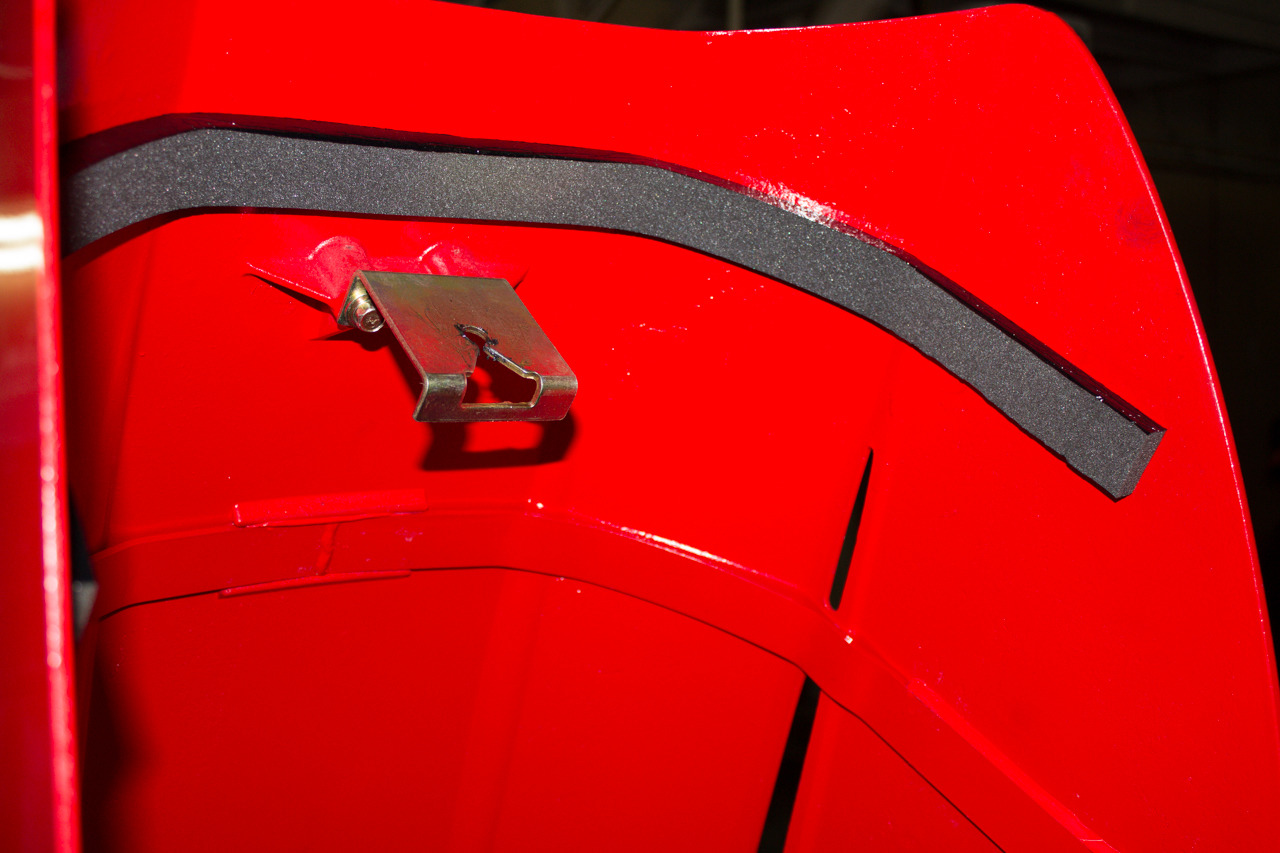 защелка tym на пластике..