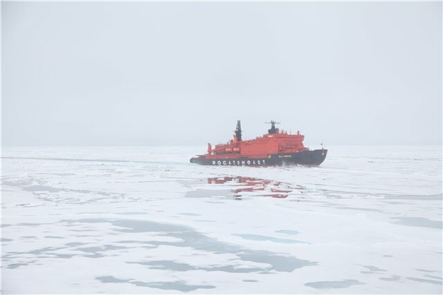 Снимок ледокола из вертолета
